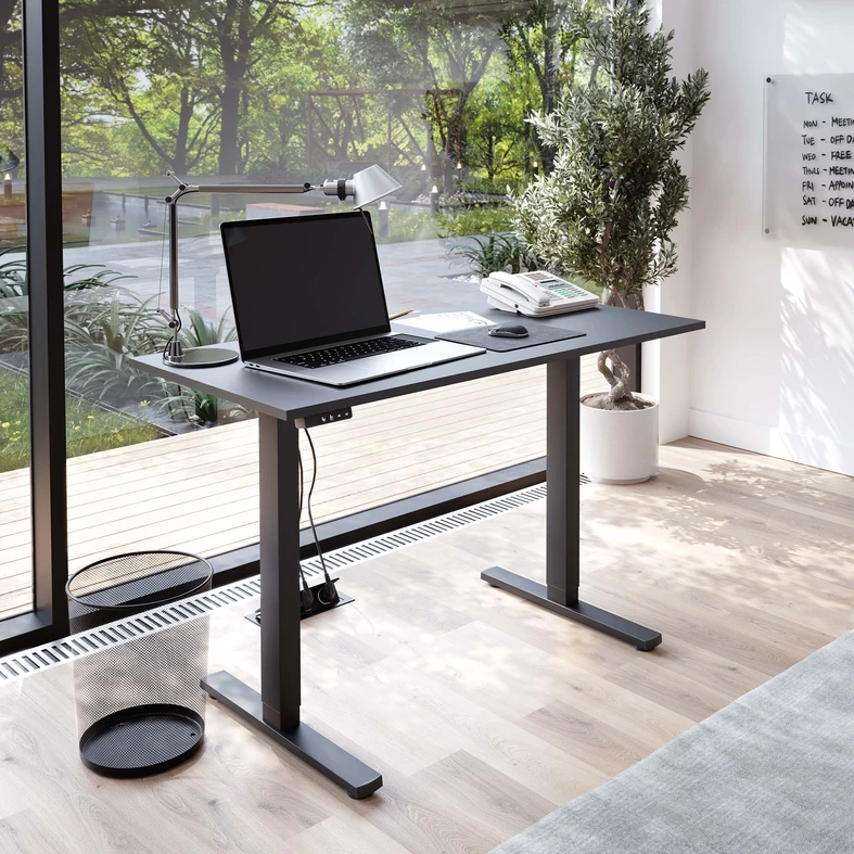 Czarna powierzchnia i laminat ułatwiają utrzymanie biurka w czystości przy codziennym użytkowaniu.