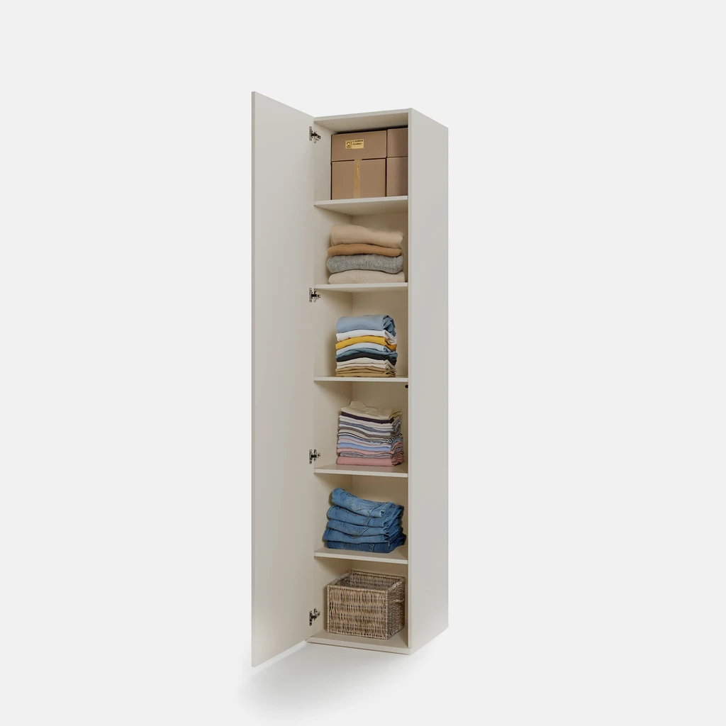 Zapełnione półki w środku szafy ubraniami i pudełkami