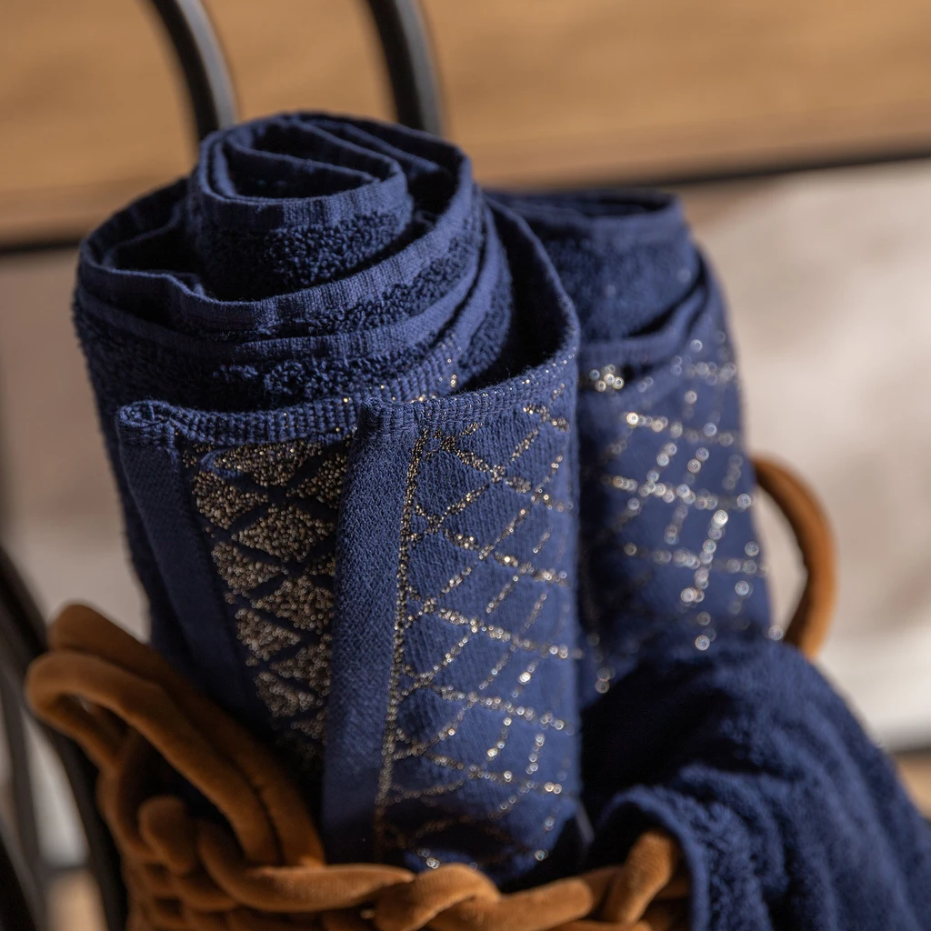 Tmavě modrý bavlněný ručník LAYLA 70x140 cm