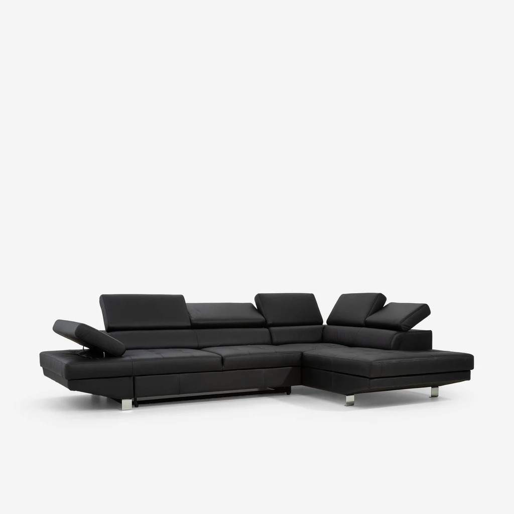 Podniesione zagłówki i podłokietnik skórzanego narożnika.