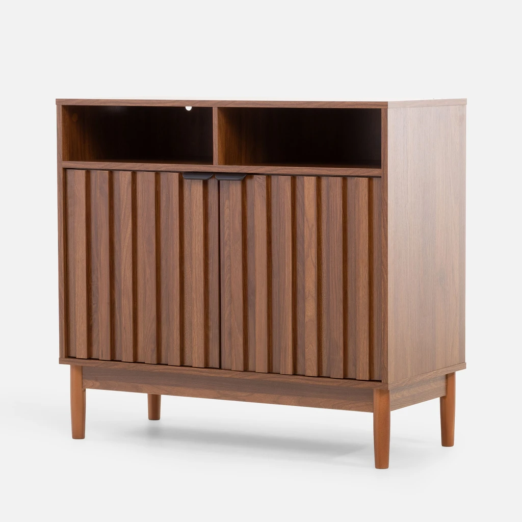 Komoda w kolorze ciemnego drewna z ryflowaniem na fontach - widok z ukosa