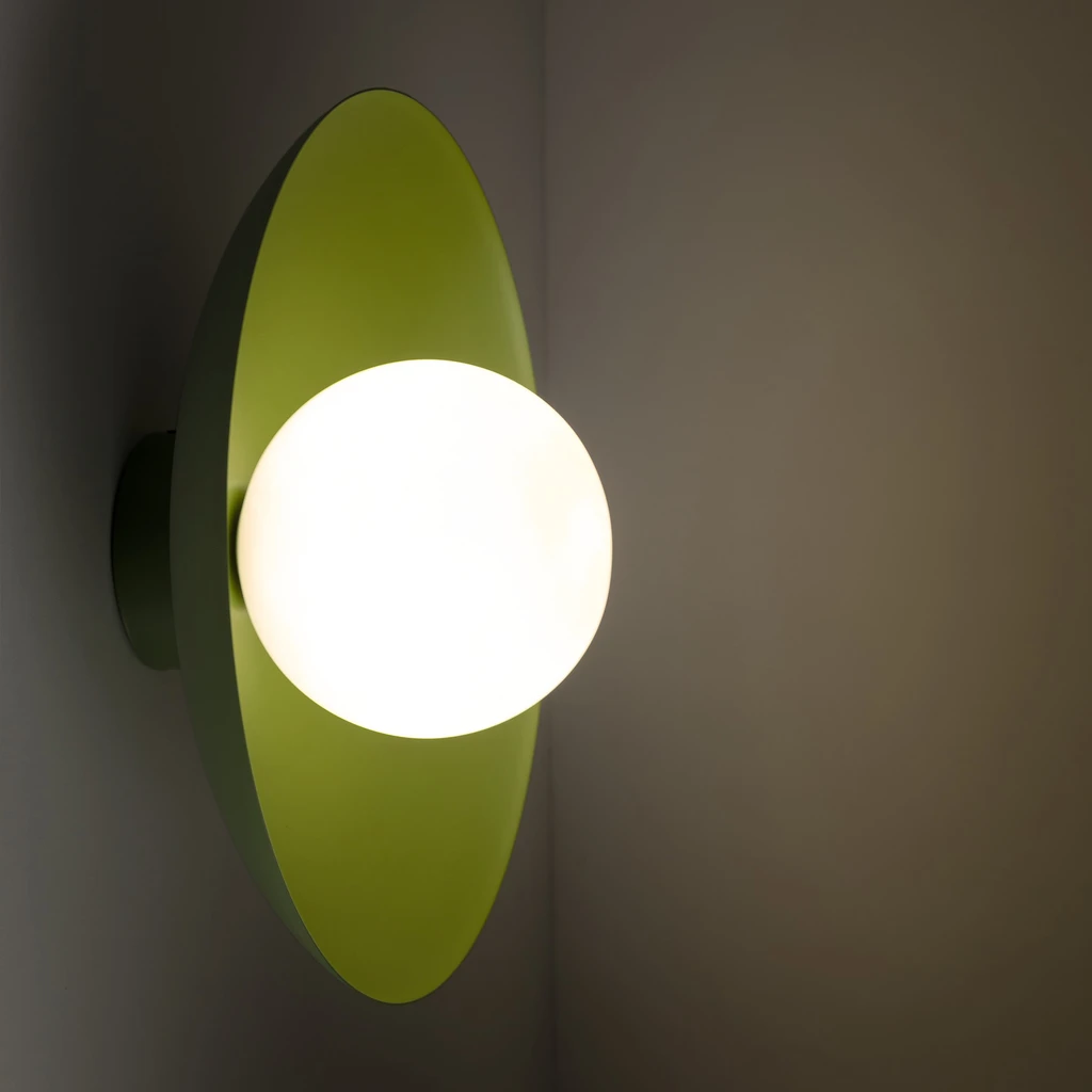 Lampa posiada oprawę dla pojedynczej żarówki typu G9 o mocy maksymalnej 8W.