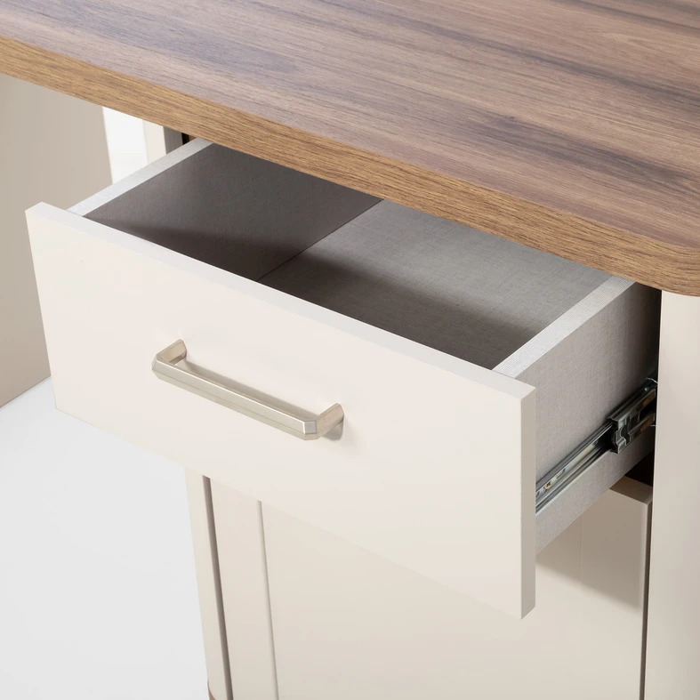 Otwarta szuflada z jasnym wnętrzem