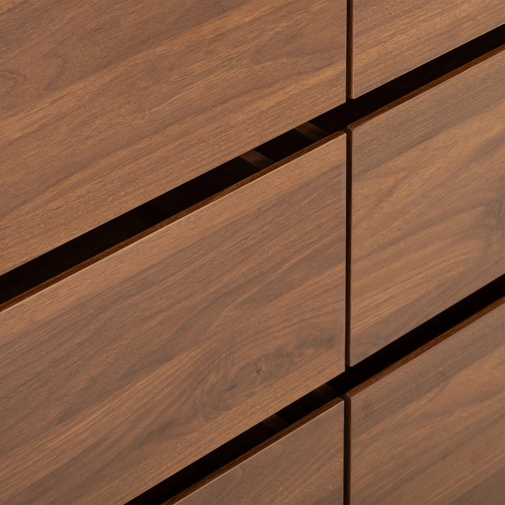 Detal, wykończenie frontów komody w kolorze ciemnego drewna