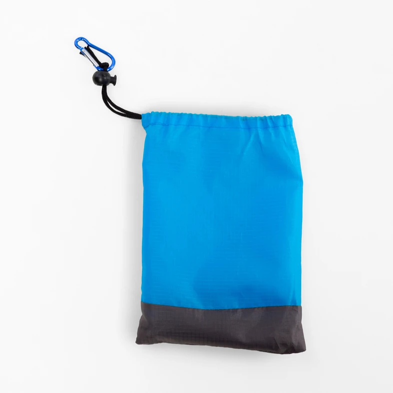 Mata piknikowa z poliestru z workiem. Wyposażona w kołki i pętelki do przymocowania do ziemi.