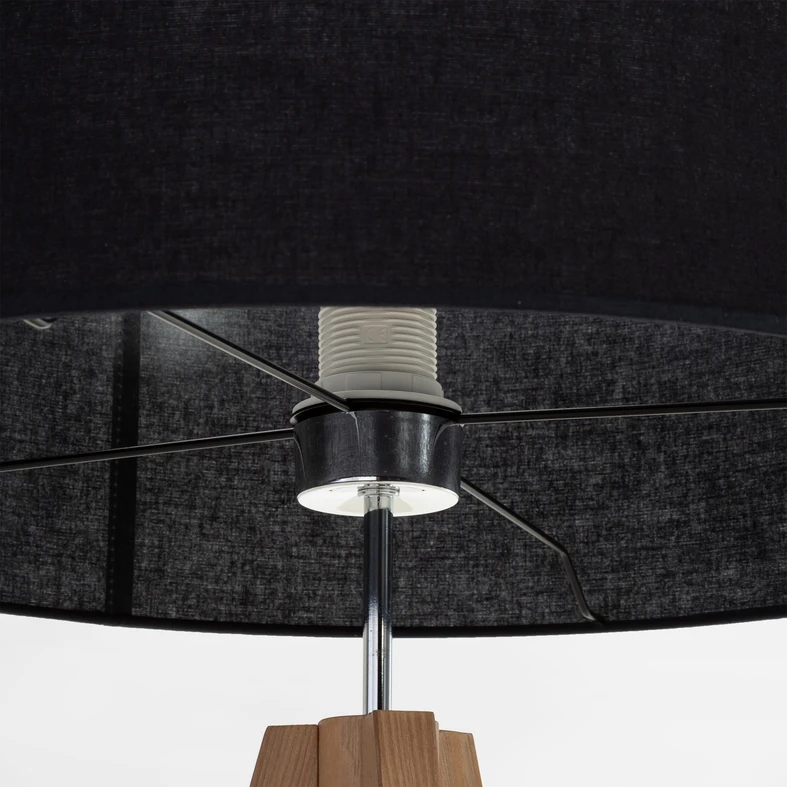 Černá lampa na dřevěné trojnožce TREVISO