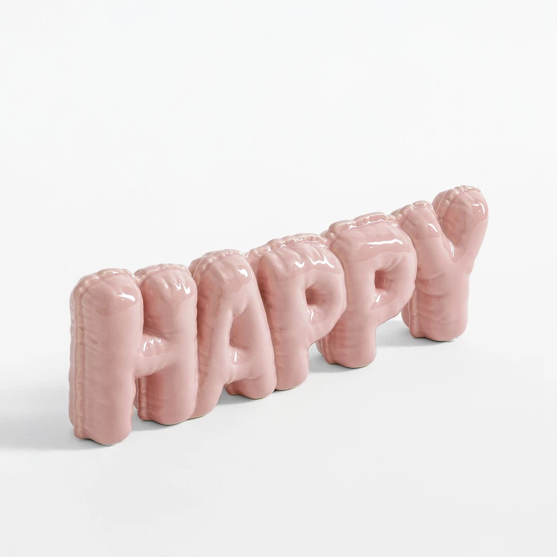 Růžová dekorace s nápisem HAPPY