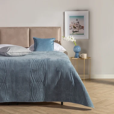 Světle modrý přehoz na postel SILKY 200x220 cm