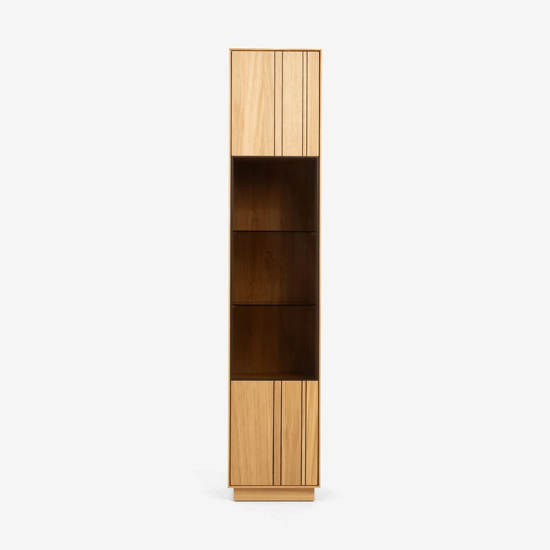 Wąska witryna jednodrzwiowa w kolorze jasnego drewna, z dymionym szkłem