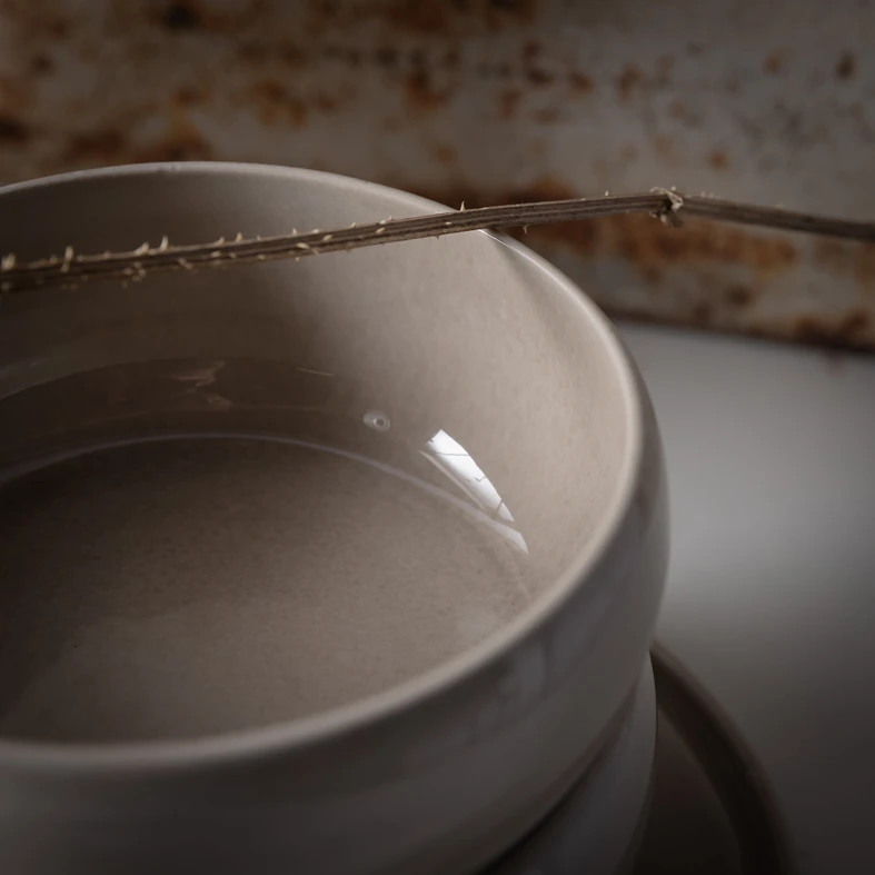 Miska ceramiczna w piaskowym odcieniu.