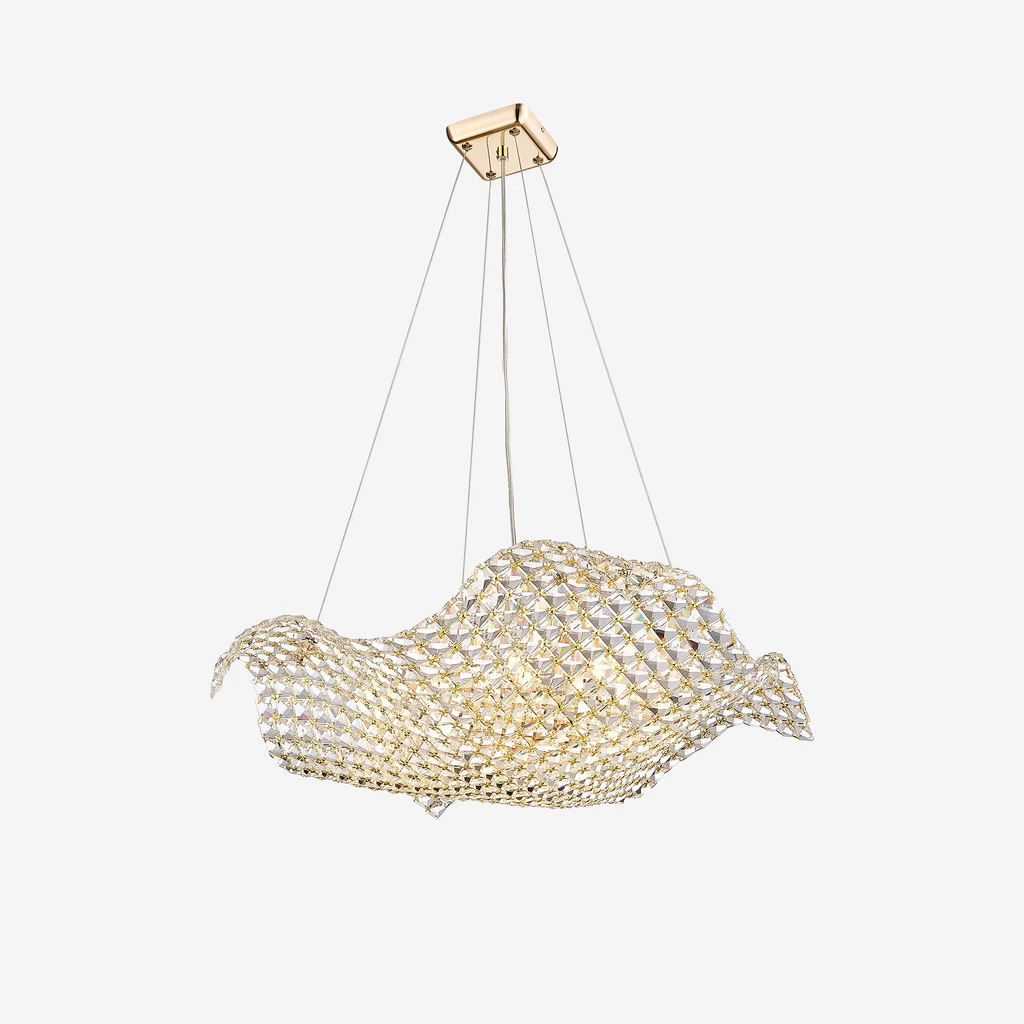 Złota lampa wisząca TIARA z ośmioma punktami światła i kryształowym kloszem rozświetla wnętrze, tworząc elegancki klimat.