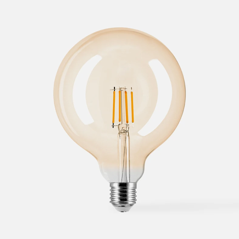 ORO-AMBER-E27-G125-4W-WW posiada głowicę w odcieniu bursztynu i widoczne filamenty.