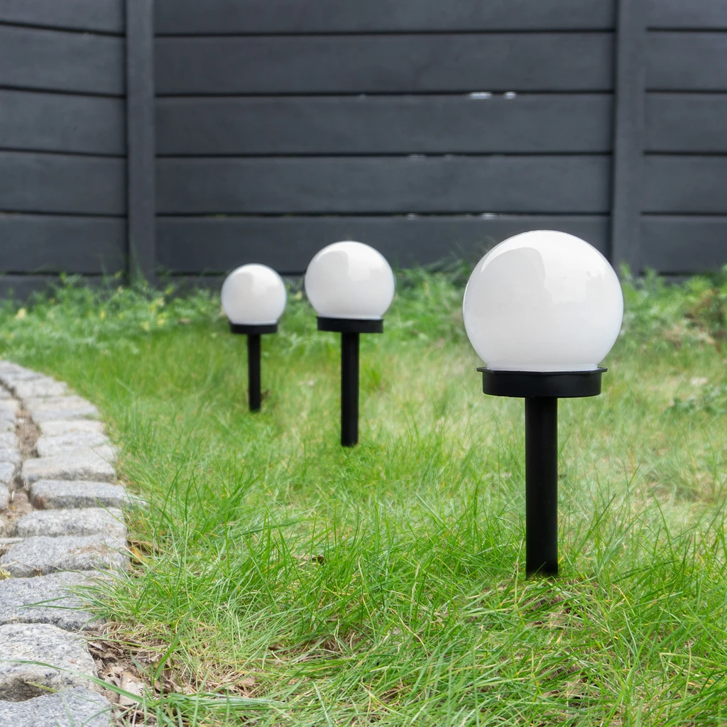 Lampa zewnętrzna SSO-5 typu słupek o klasie szczelności (IP44) jest niezastąpiona, jeśli chcesz oświetlić ogrodowe alejki, podjazd lub ścieżkę prowadzącą do tarasu.