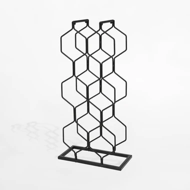 Černý kovový stojan na víno