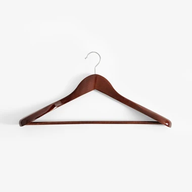 Hnědé dřevěné ramínko s rozšířenými rameny