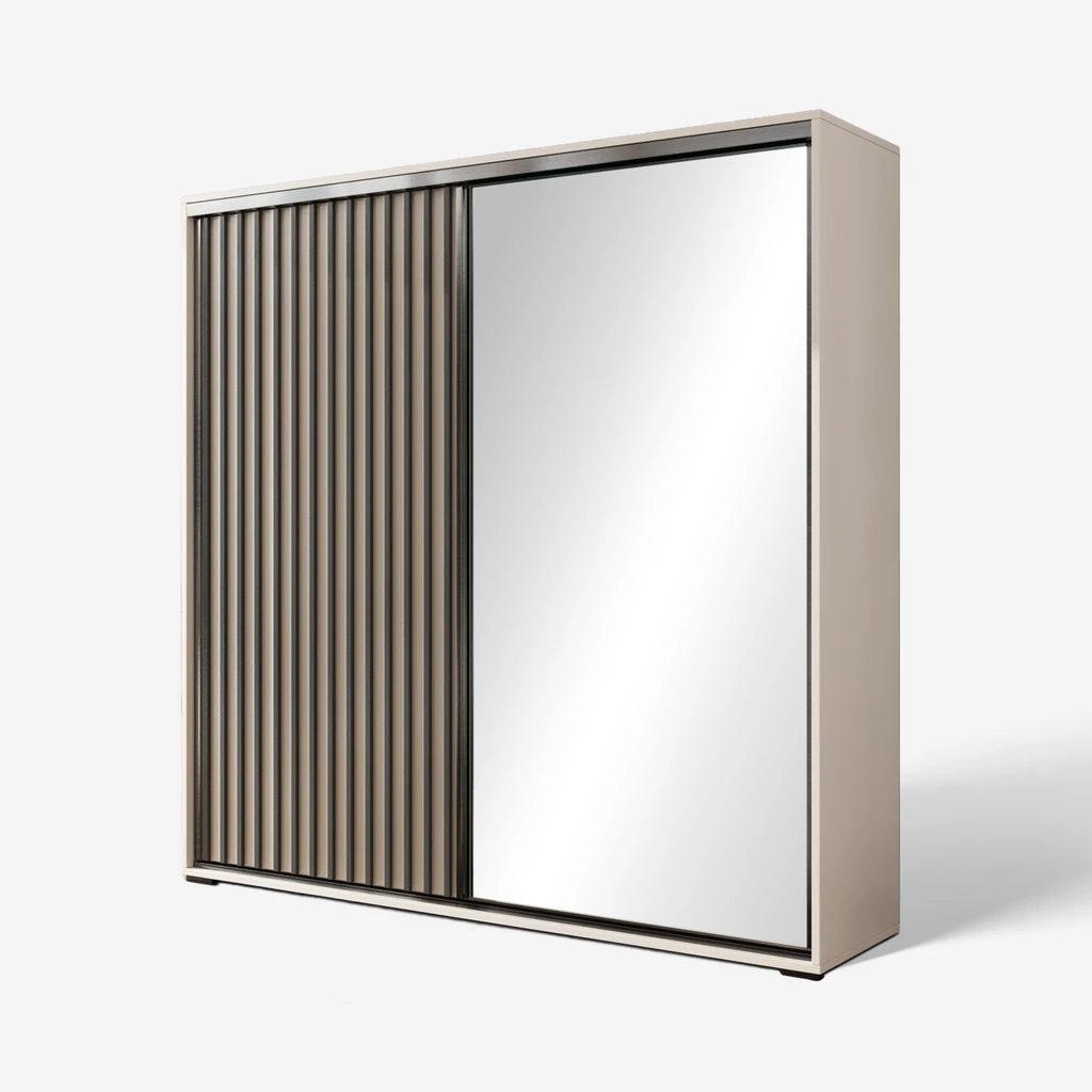 Kaszmirowa szafa przesuwna z frontem z lamelami, a drugim w formie lustra