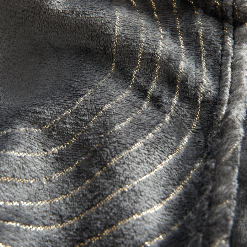 Szary koc z geometrycznym wzorem – zbliżenie