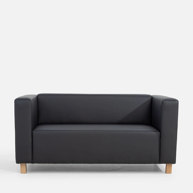 Widok od frontu, sofa z tkaniny imitującej skórę w grafitowym kolorze, z jasnymi nóżkami z drewna bukowego.