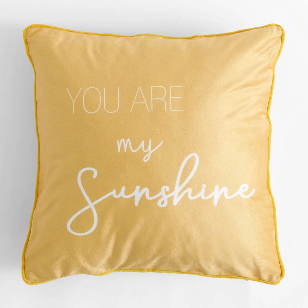 Żółta poszewka z napisem You are my sunshine
