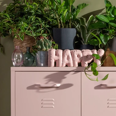 Růžová dekorace s nápisem HAPPY