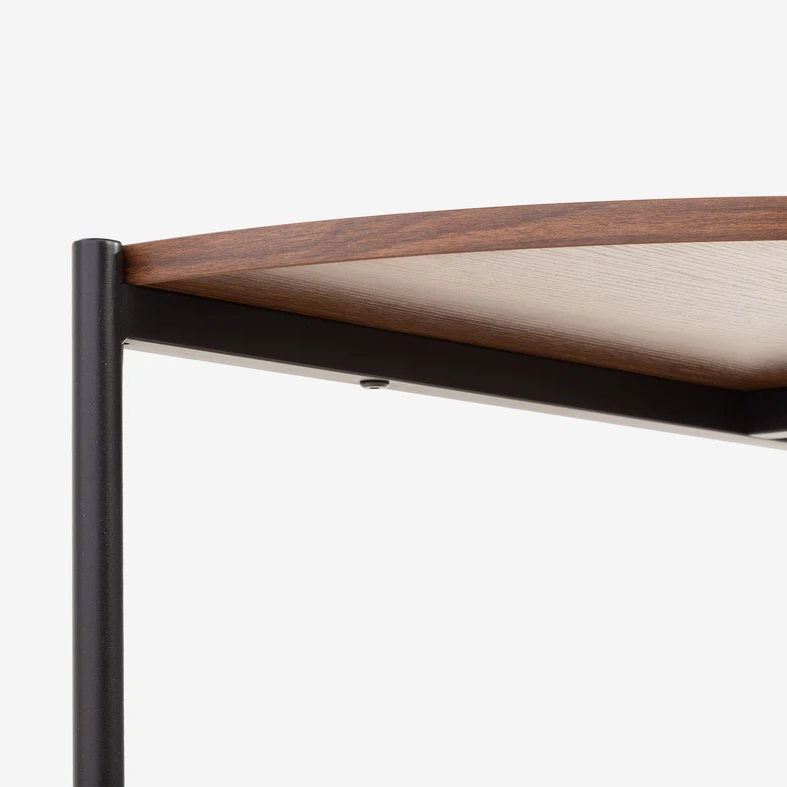 Detal, widok na czarny metalowy stelaż pod blatem