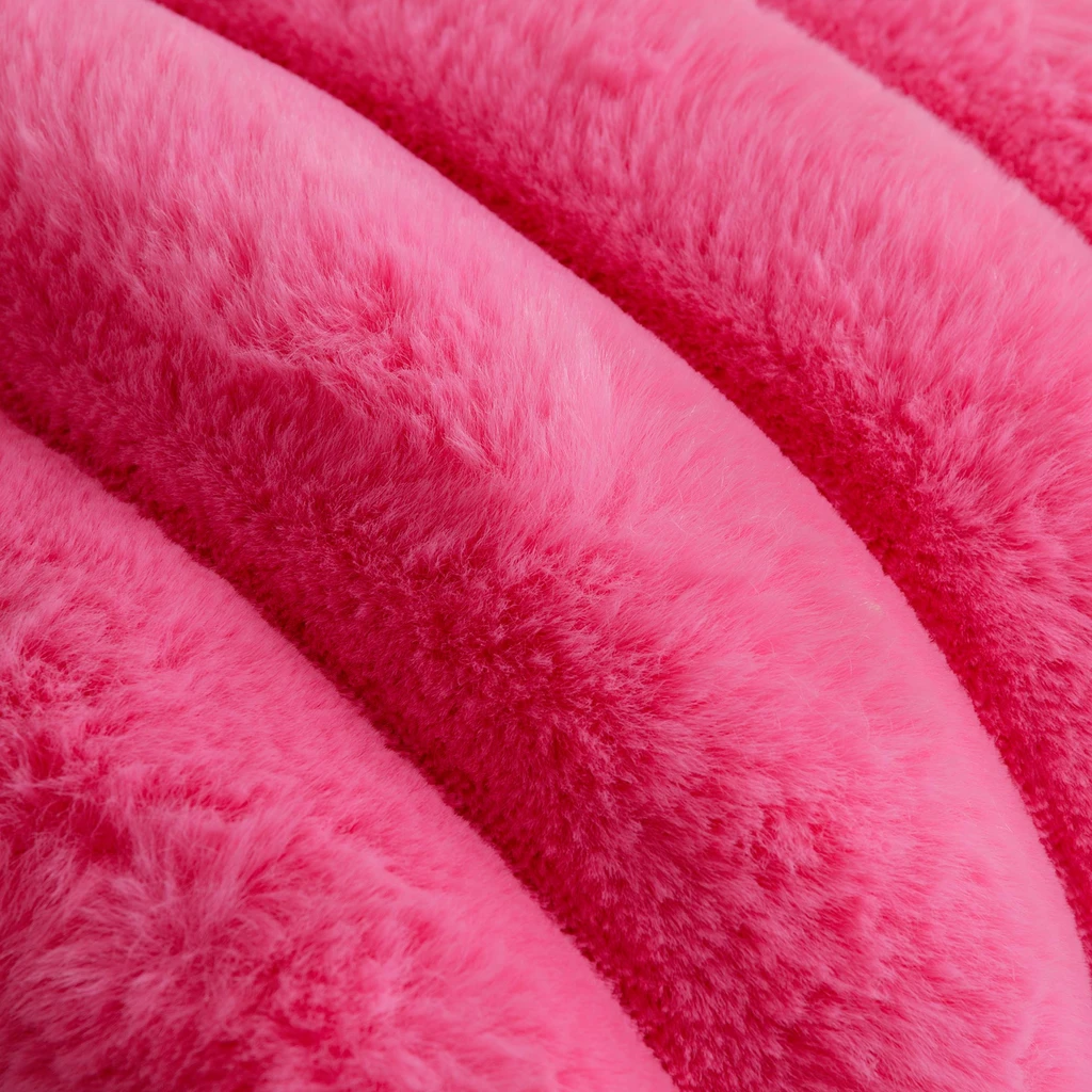 Poszewka różowa ELLE 45x45 cm Różowa poszewka z dekoracyjnym króliczym sztucznym futerkiem