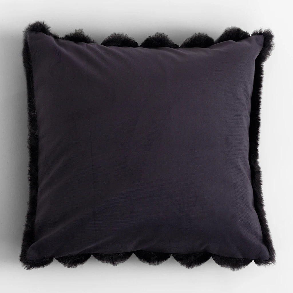 Poszewka czarna ELLE 45x45 cm Czarna poszewka z dekoracyjnym króliczym sztucznym futerkiem