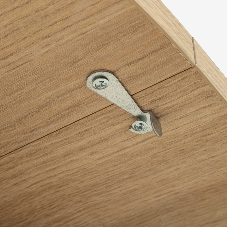 Zdjęcie stołu. Zbliżenie. Widać detale.