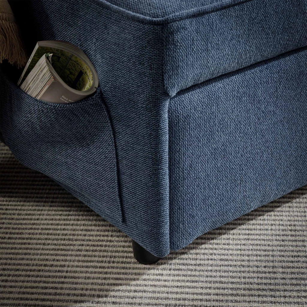Niebieska sofa 1-osobowa rozkładana, z kieszenią boczną