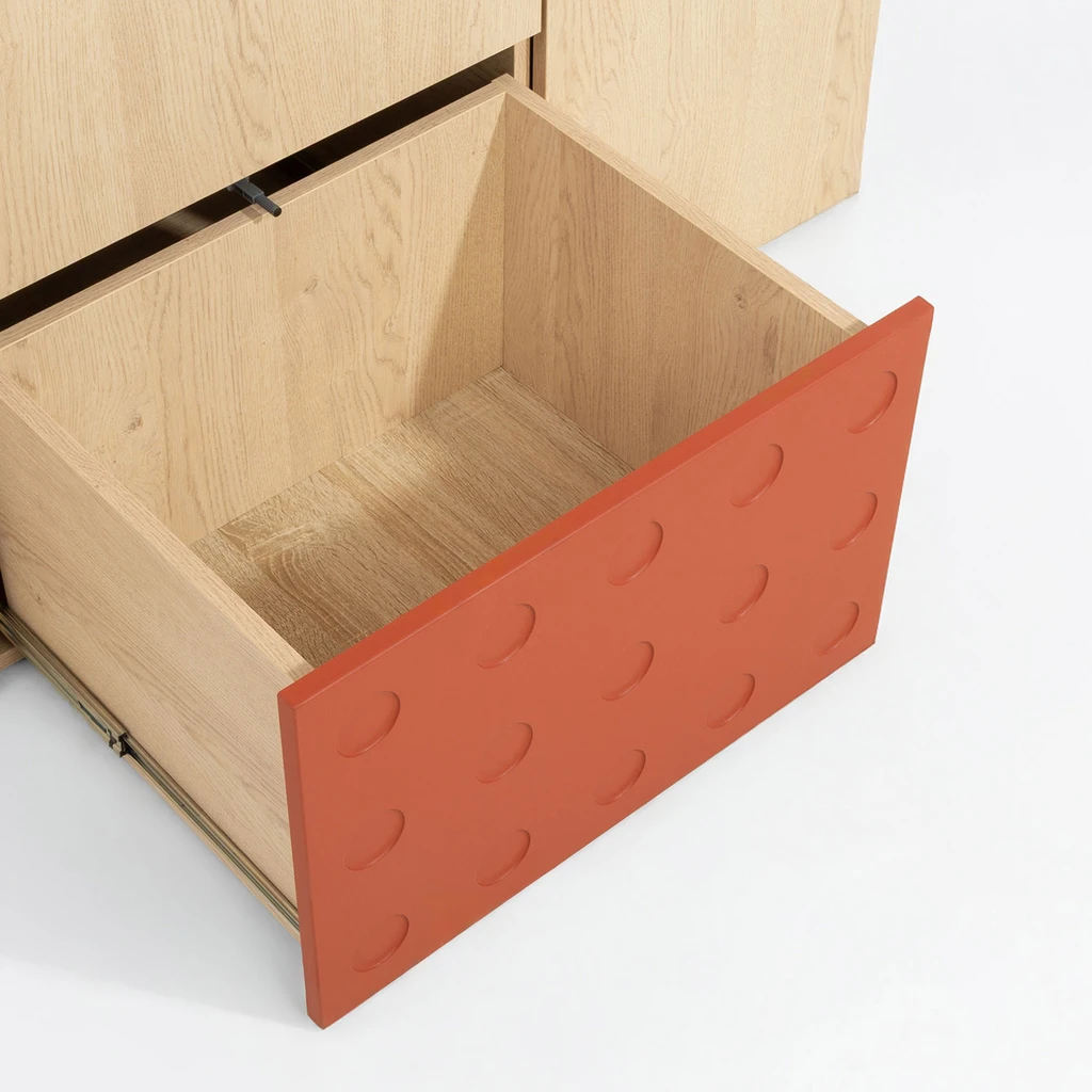 Otwarta szuflada z pełnym wysuwem - bez problemu wyciągniesz to, czego potrzebujesz