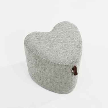 Malý světle šedý taburet srdce ILLON