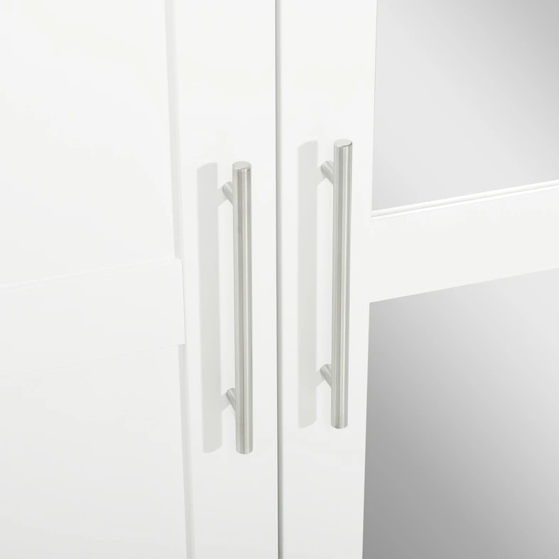 Detal, zbliżenie na długie, okrągłe i srebrne uchwyty