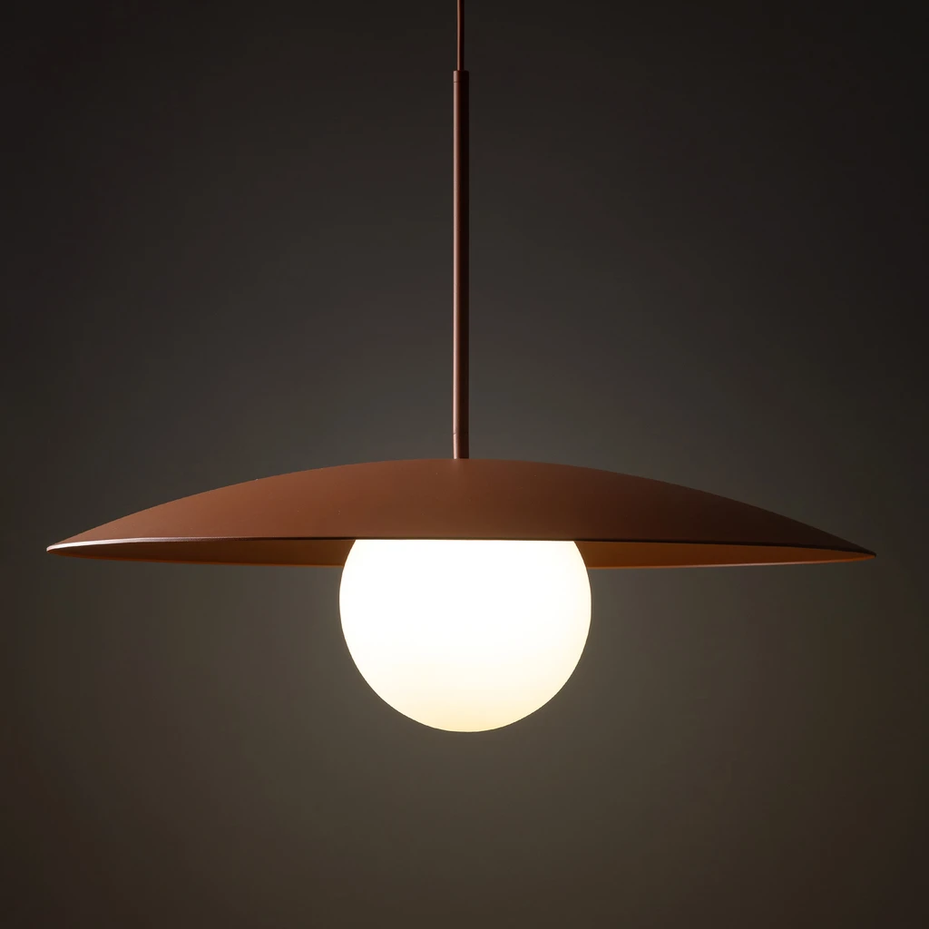 Lampa posiada oprawę dla pojedynczej żarówki typu E27 o mocy maksymalnej 15W.
