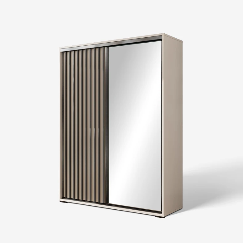 Kaszmirowa szafa przesuwna z frontem z lamelami, a drugim w formie lustra