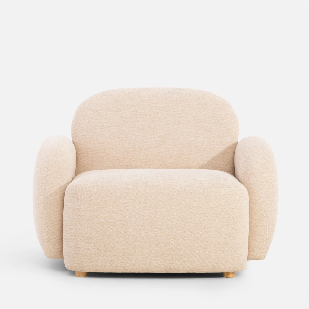 Beżowy fotel o obłych kształtach, z niskimi nóżkami z jasnego drewna - widok od przodu