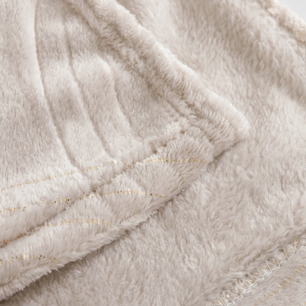 Koc w beżowym kolorze