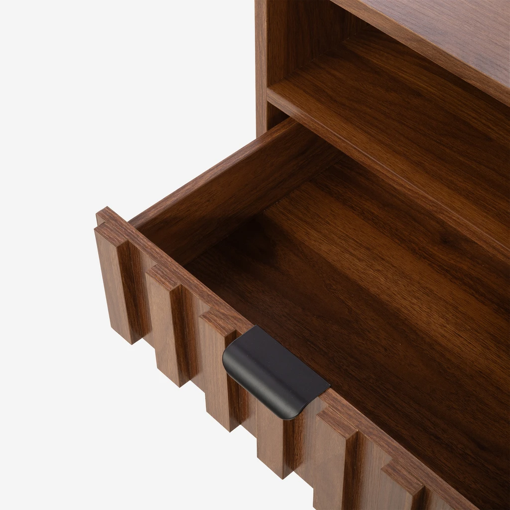 Detal, otwarta szuflada z widocznym wnętrzem wykończonym w kolorze ciemnego drewna