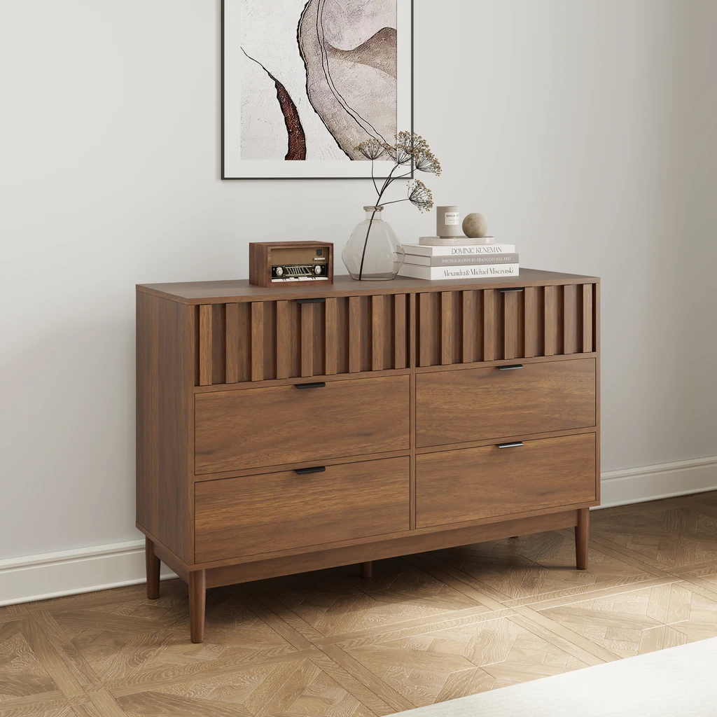 Aranżacja komody TURRO z szufladami w nowoczesnym pomieszczeniu z beżową ścianą