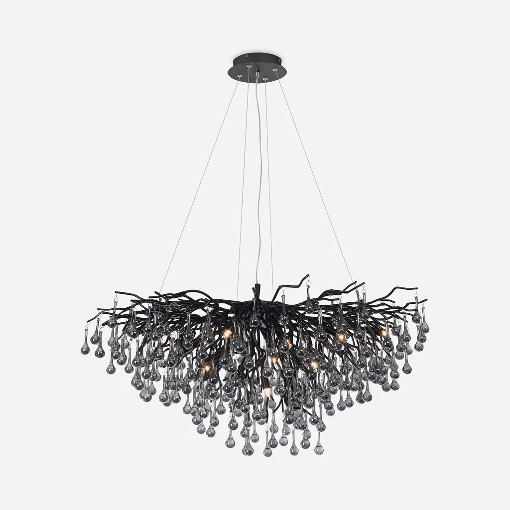Wisząca lampa ICICLE o czarnym wykończeniu.