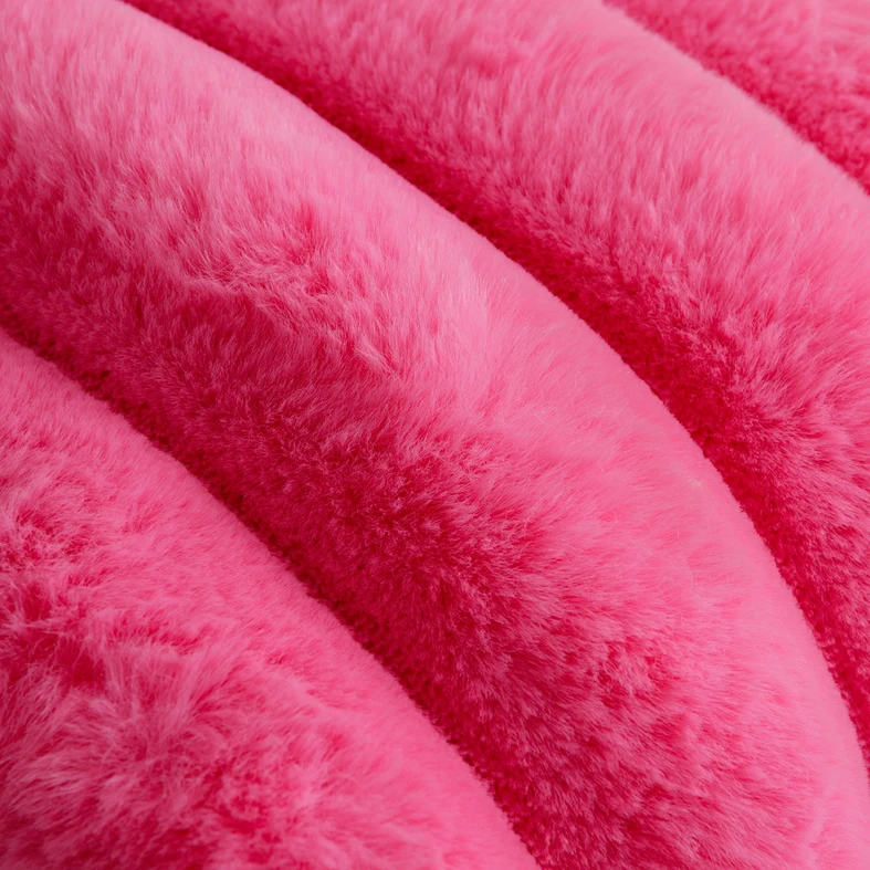 Poszewka różowa ELLE 45x45 cm Różowa poszewka z dekoracyjnym króliczym sztucznym futerkiem