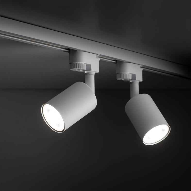 Oprawa lampy podpięta jest do wyciągu TRACER (szyny), który zapewnia łatwe manewrowanie.