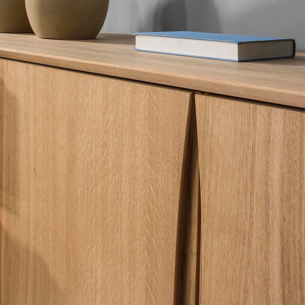 Detal, zbliżenie na fronty drzwi z frezowaniem po bokach, służące za uchwyt