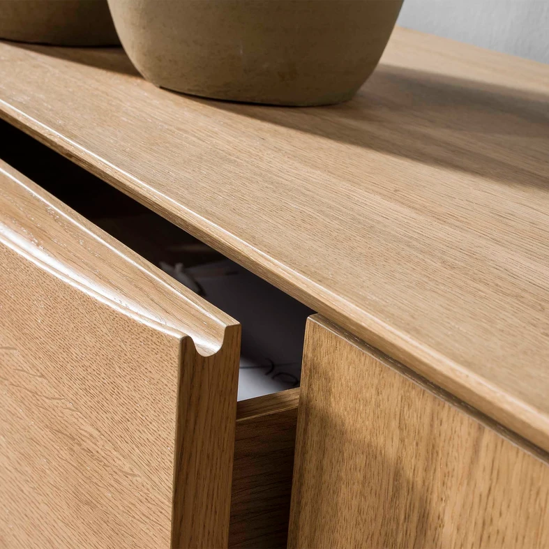 Detal, zbliżenie na frezowany fronty służące za uchwyt