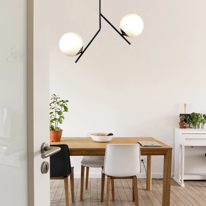 Nowoczesny styl lampy COSMO doda oryginalnego wykończenia do jego aranżacji. Zwróć uwagę na doskonałe zestawienie kulistych kloszy lampy z oszczędnym stelażem w kolorze czarnego, matu i delikatnych akcentów w odcieniu złota.