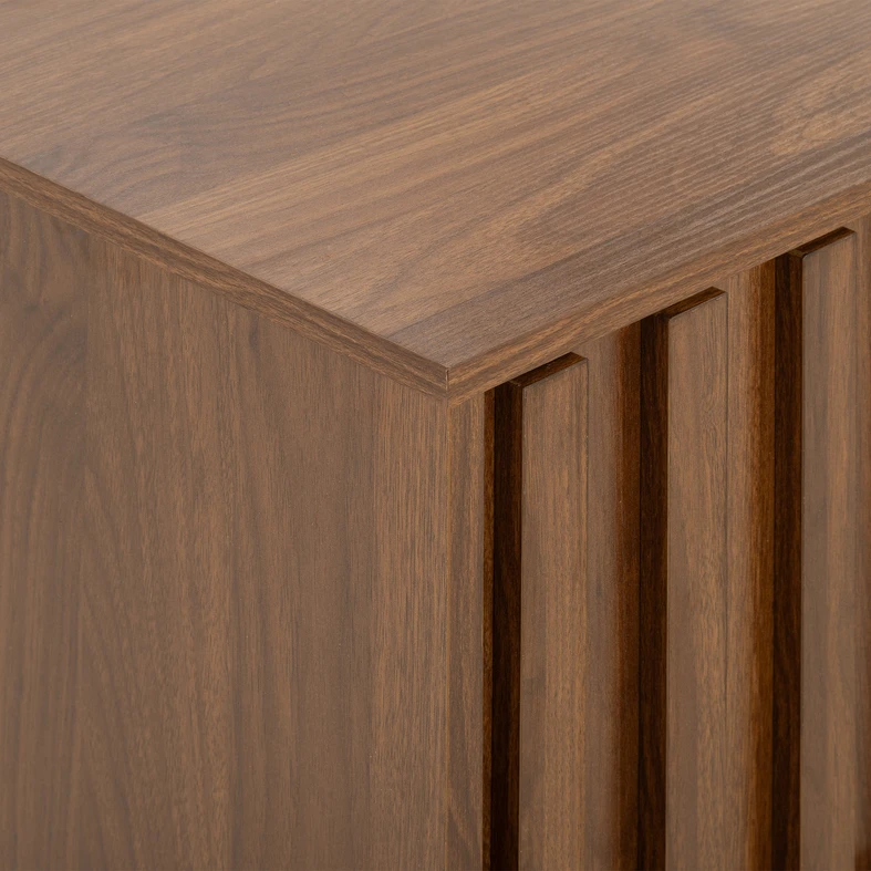 Detal, wykończenie blatu i część frontu z ryflowaniem