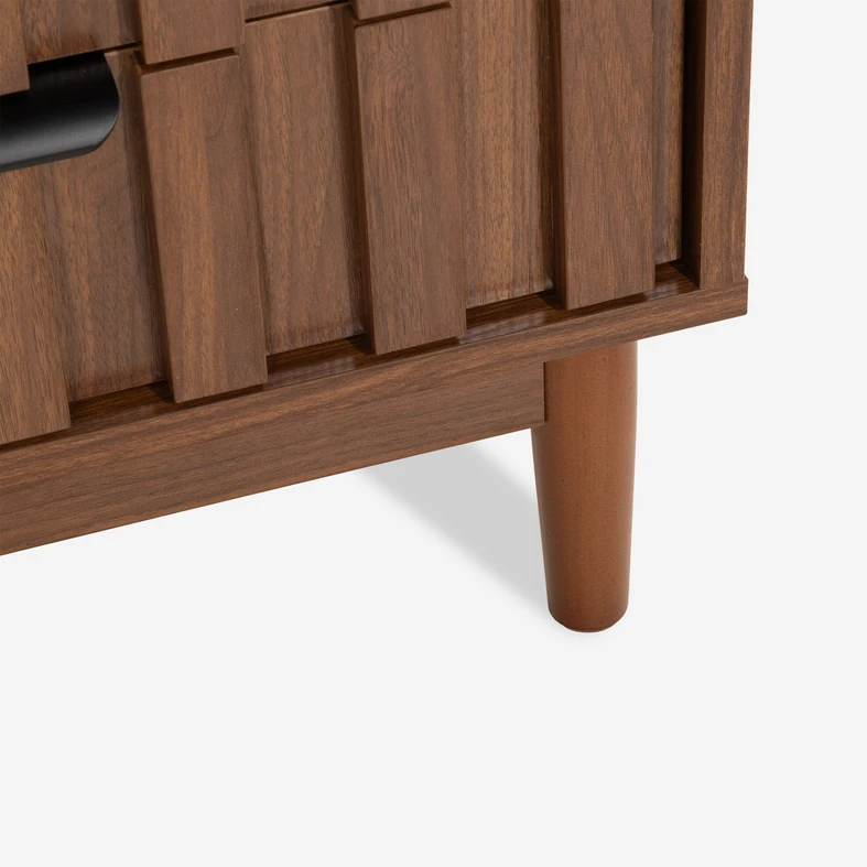 Detal, widok ciemnej, drewnianej nóżki