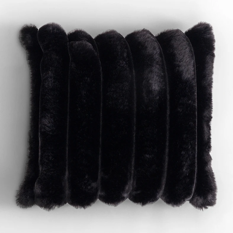 Poszewka czarna ELLE 45x45 cm Czarna poszewka z dekoracyjnym króliczym sztucznym futerkiem