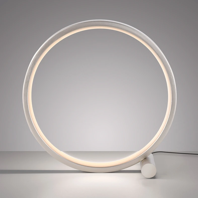 Lampa ma kształt okręgu z wbudowanym modułem LED o mocy 10,5W.