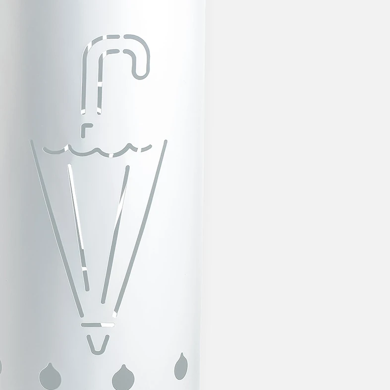 Zbliżenie na wzór parasola powstały przez wycięcie w metalu jego konturów. 