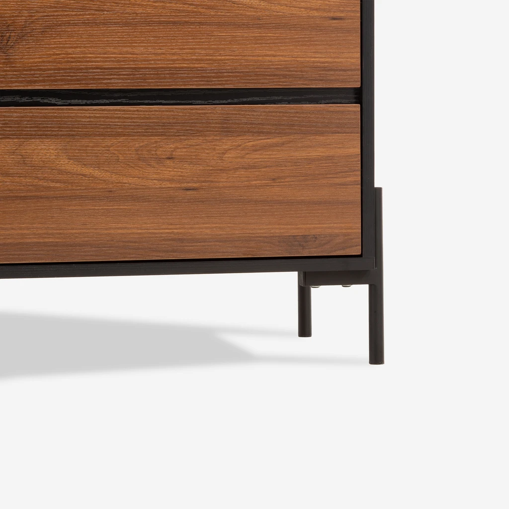 Detal, dolna część komody z widocznymi metalowymi nóżkami